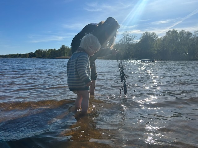 Badplatsen nära Farfarshuset en solig sommardag